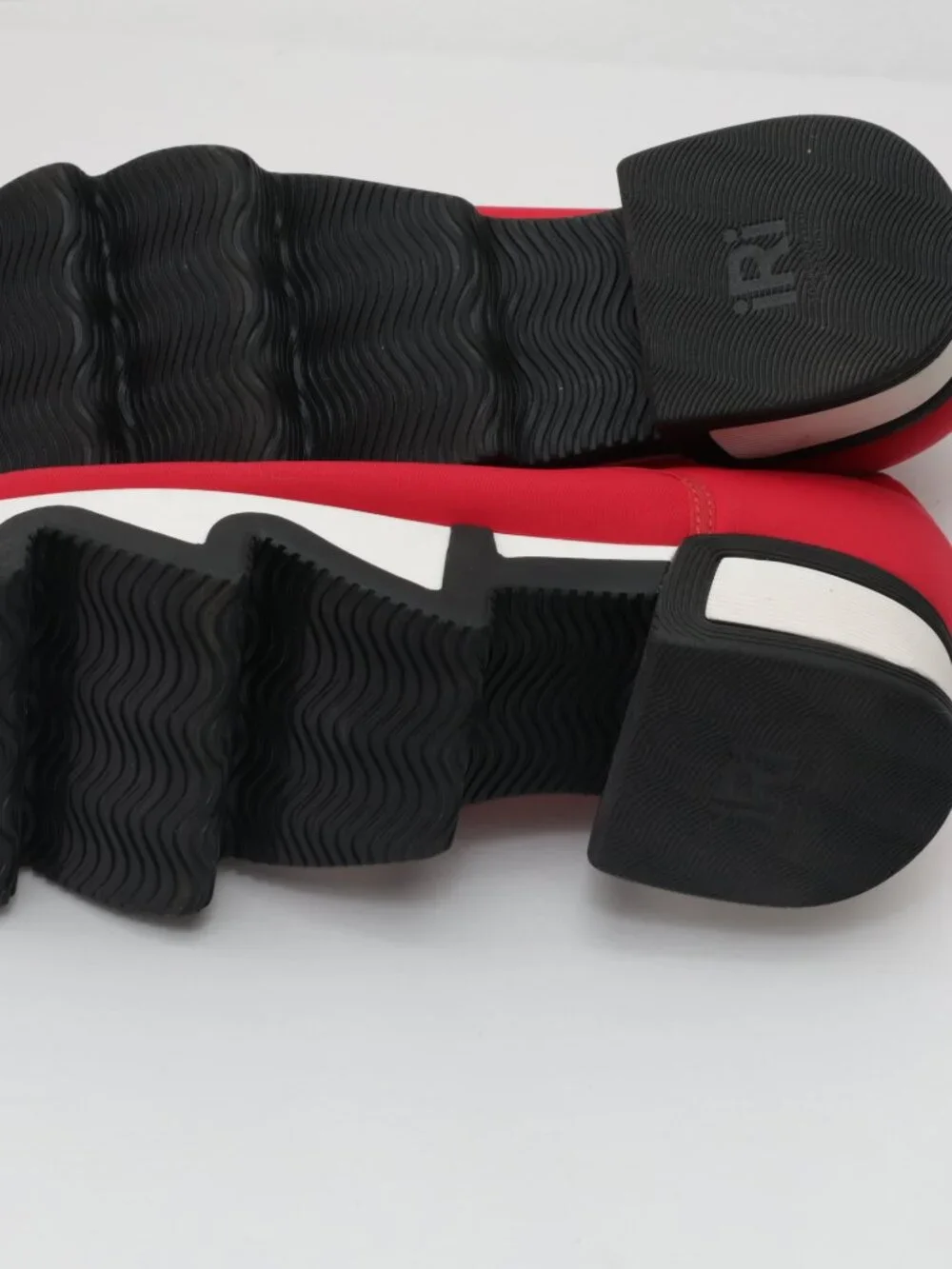 iRi Women’s Red Slip-On Low Top Athletic Sneakers Solid Rubber Outsole UA 7.5-8